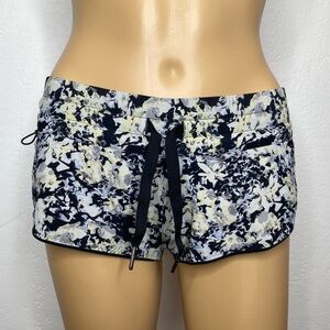 Lululemon SURF SHORT II *Reversible* Black Multi Floral Women’s Size 2